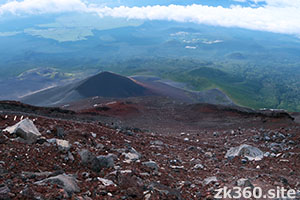 富士山の八合目から見た宝永山