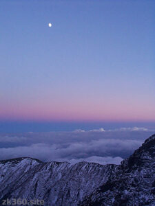 北岳ノ肩で見た雲海と月