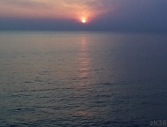 相模湾に昇る神秘的な朝日