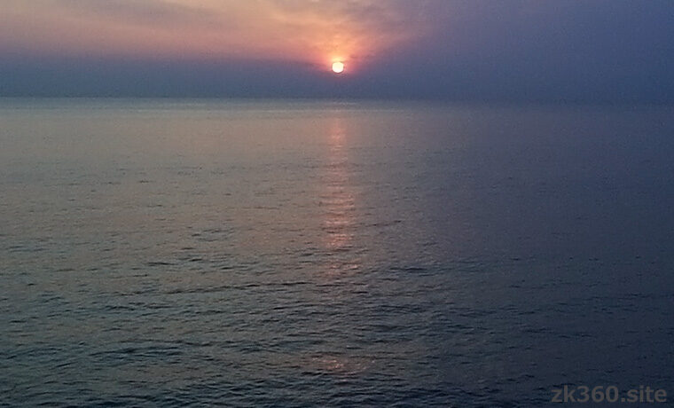 相模湾に昇る神秘的な朝日