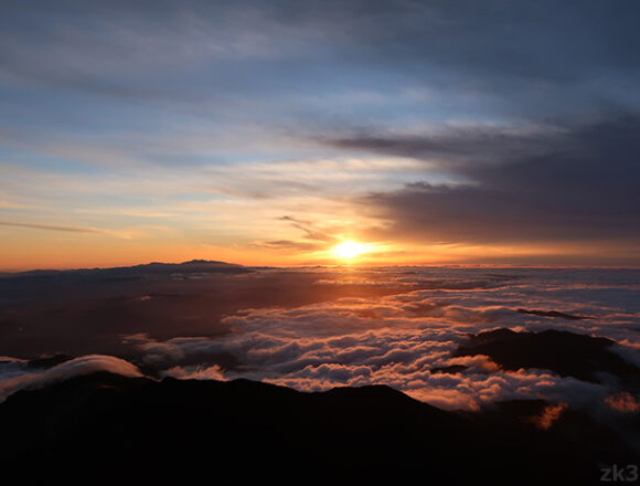 笠ヶ岳から望む白山に沈む夕日