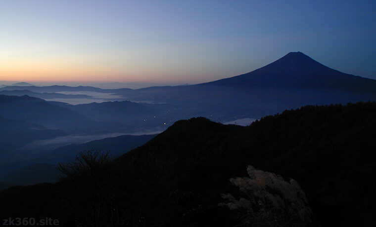 三ツ峠山から見た夜明け前の富士山
