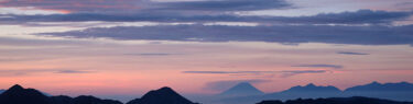 北アルプスから遠望する朝富士