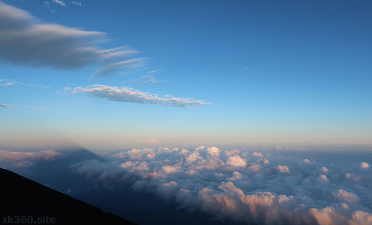 富士山八合目のシュールな空