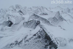 雪の蓼科山の山頂1
