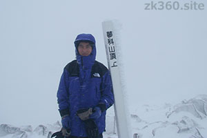 雪の蓼科山の山頂2