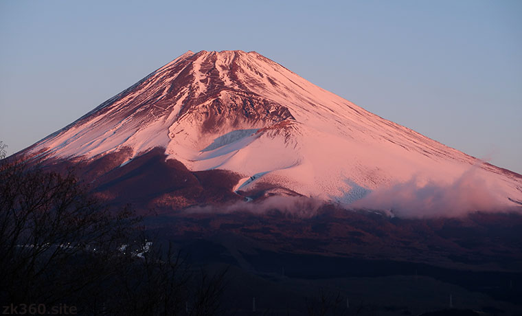 愛鷹山の黒岳から望む新年の紅富士