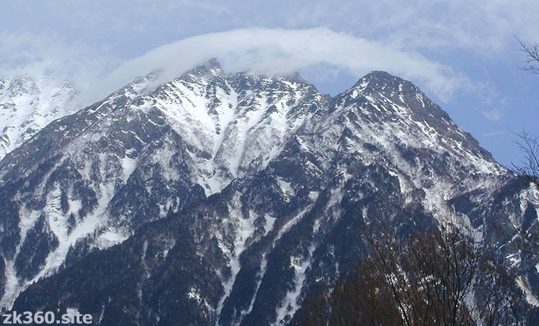 天気が崩れ行く冬の明神岳
