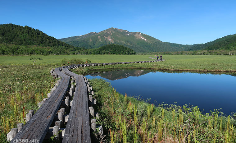 尾瀬の池塘に映る逆さ至仏山