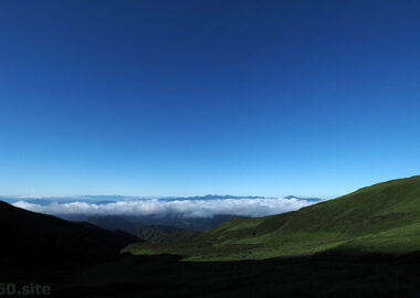 月山から朝日連峰を遠望