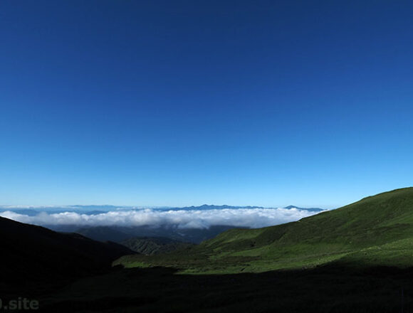 月山から朝日連峰を遠望