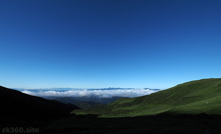 月山から朝日連峰を遠望