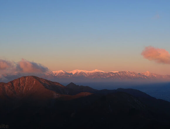 三ツ峠山から見た朝日に染まる南アルプス