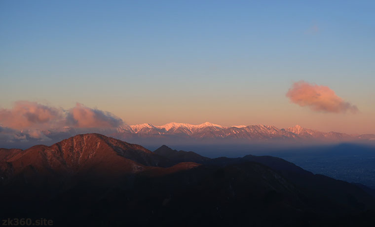 三ツ峠山から見た朝日に染まる南アルプス