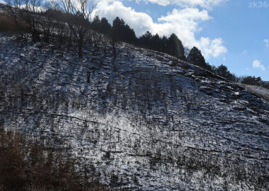 愛鷹山の野焼き跡に現れた白黒の絶景