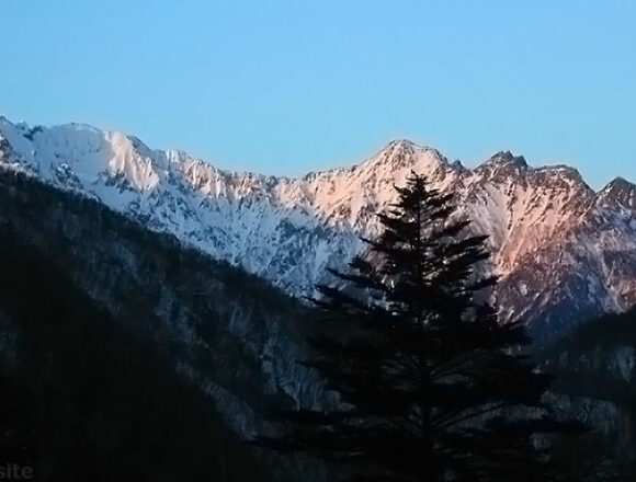 夕日を受ける冬の穂高連峰