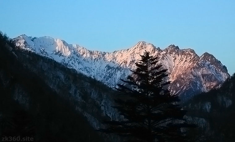 夕日を受ける冬の穂高連峰