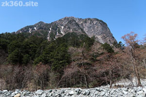 横尾の近くから見た屏風岩