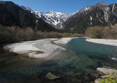 上高地から梓川と穂高岳を望む