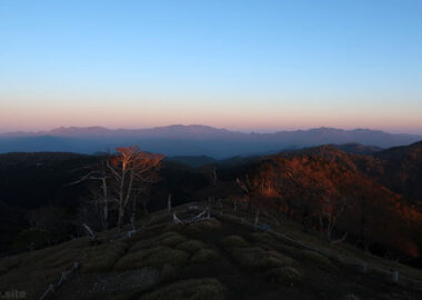 大台ヶ原から遠望する朝焼けの大峰山