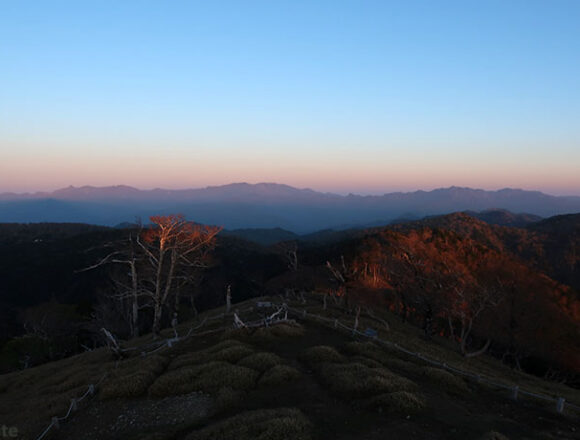 大台ヶ原から遠望する朝焼けの大峰山