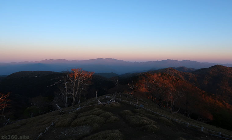 大台ヶ原から遠望する朝焼けの大峰山