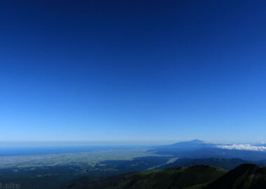 月山から望む日本海と鳥海山