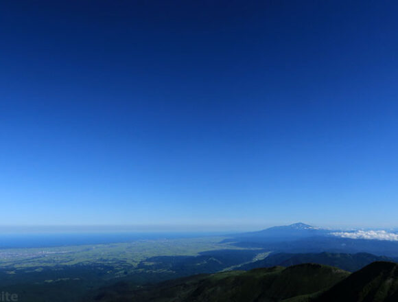 月山から望む日本海と鳥海山