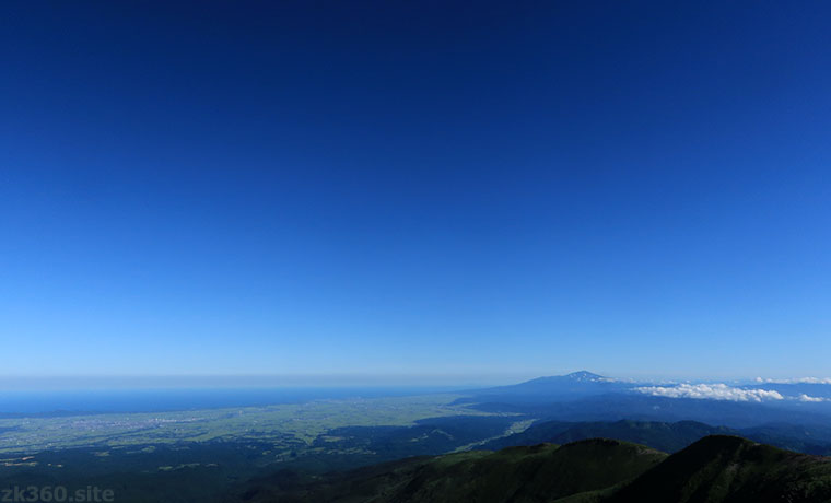 月山から望む日本海と鳥海山