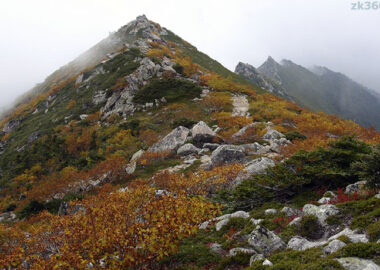 秋色の金峰山稜線