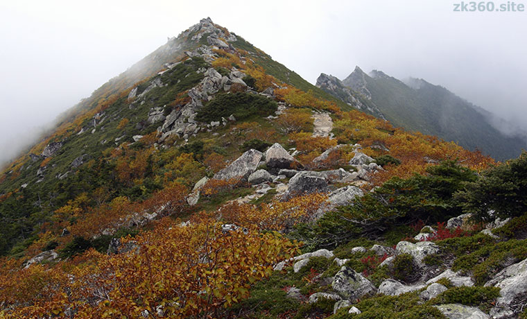 秋色の金峰山稜線