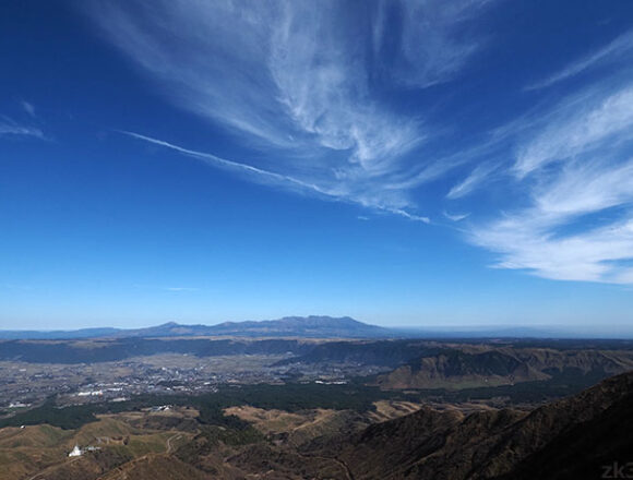 阿蘇の高岳から遠望した九重連山