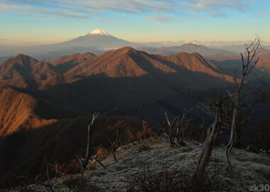 晩秋の丹沢から望む朝富士