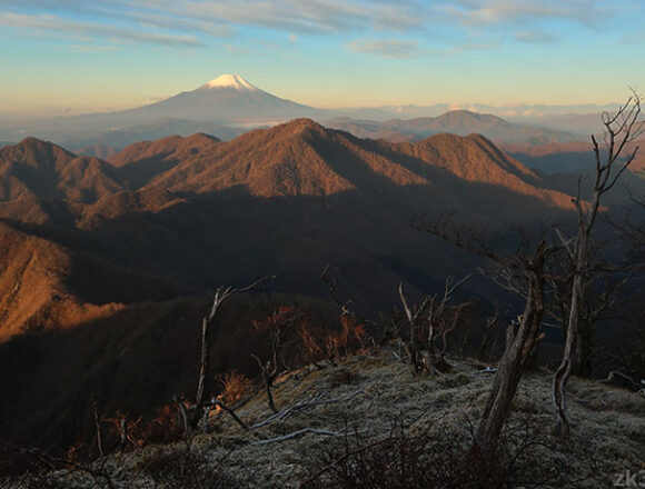 晩秋の丹沢から望む朝富士