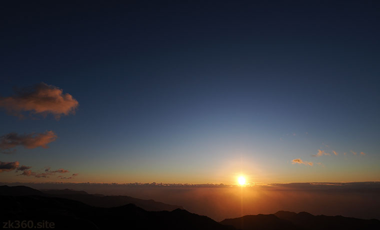 達磨山の山頂から眺める駿河湾に沈む夕日