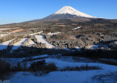 愛鷹山から望む富士山と雪景色