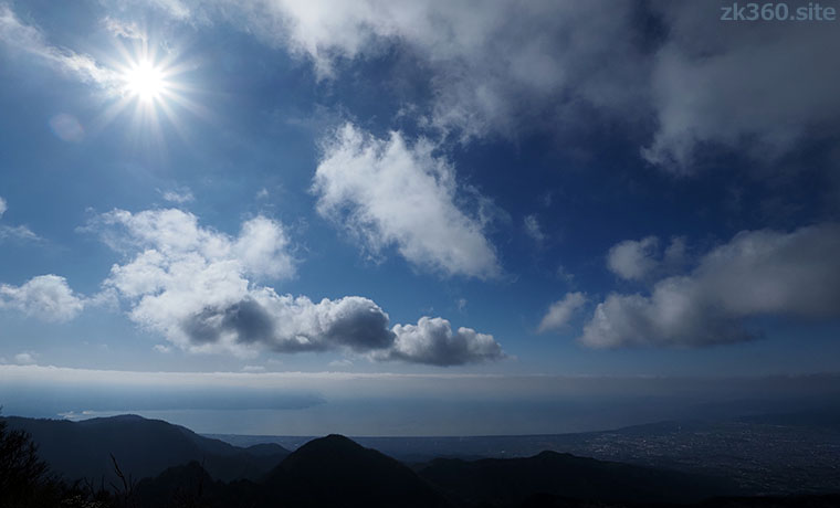 愛鷹山の越前岳から望む冬の駿河湾