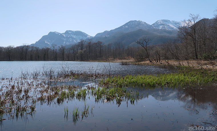 戸隠高原の古池から戸隠山を望む