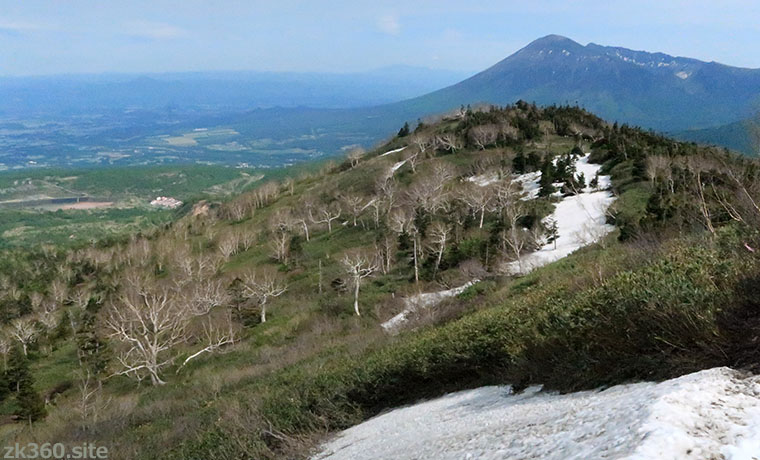 八幡平の茶臼岳から岩手山を望む