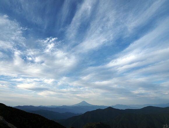 甲武信ヶ岳の山頂から南側を望む