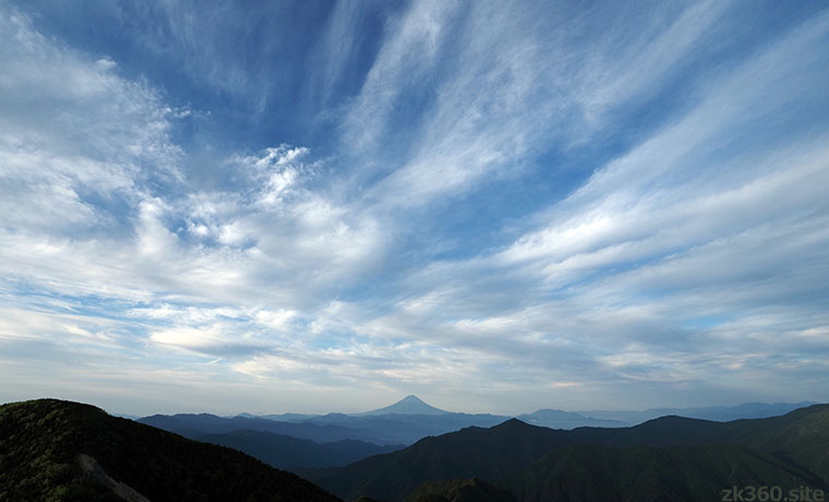 甲武信ヶ岳の山頂から南側を望む