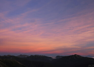 薬師岳から望む夕暮れの北アルプス