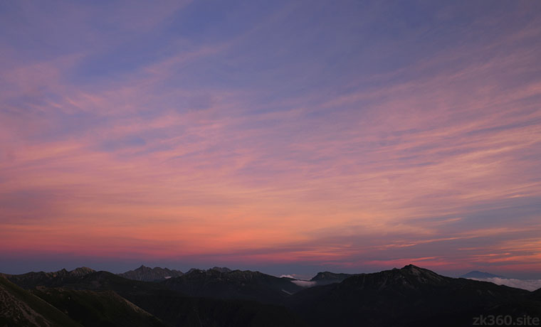 薬師岳から望む夕暮れの北アルプス