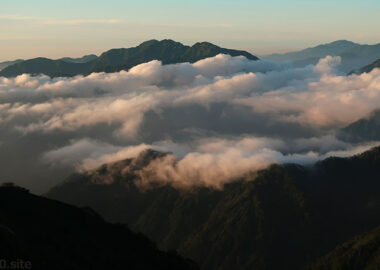 雲海に浮かぶ夕刻の毛勝三山