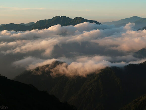 雲海に浮かぶ夕刻の毛勝三山