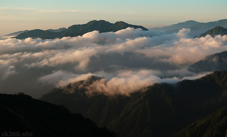 雲海に浮かぶ夕刻の毛勝三山