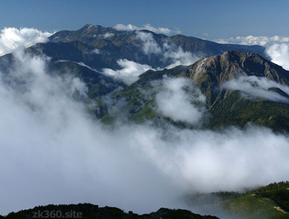 雲をまとう焼岳と乗鞍岳