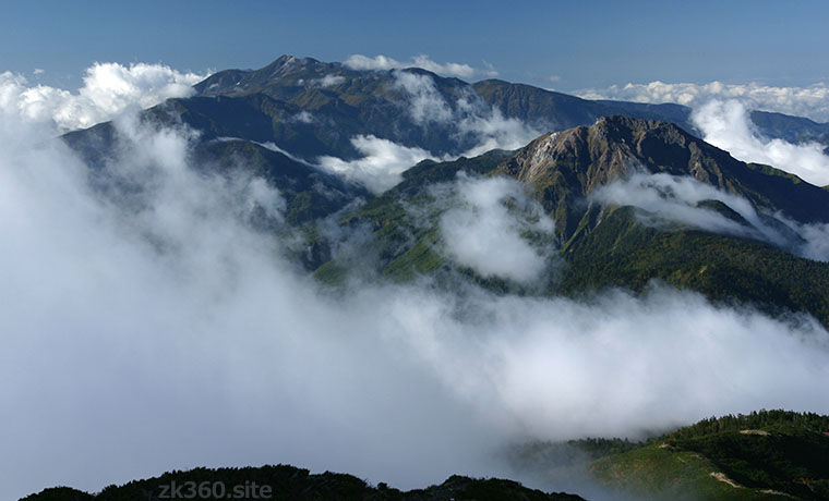 雲をまとう焼岳と乗鞍岳